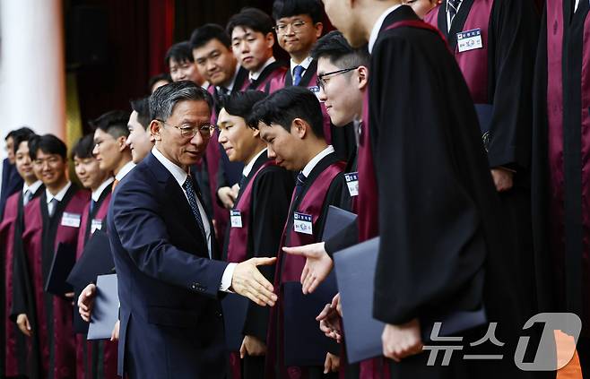 정성호 법무부 장관이 3일 경기 과천시 정부과천청사 법무부에서 열린 신임검사 임관식에서 기념촬영을 마치고 신임검사들과 인사를 나누고 있다. 2026.8.3 ⓒ 뉴스1 김도우 기자