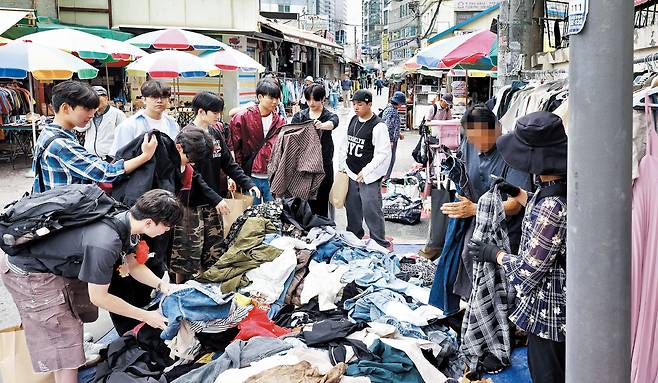 지난달 23일 서울 동묘앞 구제시장에서 청년들이 옷을 고르고 있다. /강은이 영상미디어 인턴기자