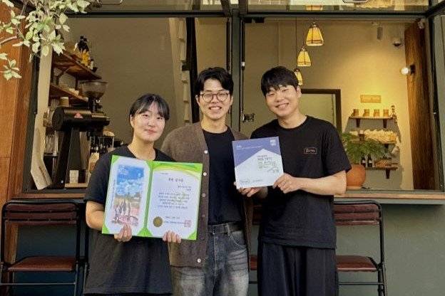 2024년 10월 굿네이버스 대전충북사업본부는 단위에 ‘좋은이웃가게’ 현판을 전달했다. 굿네이버스 제공