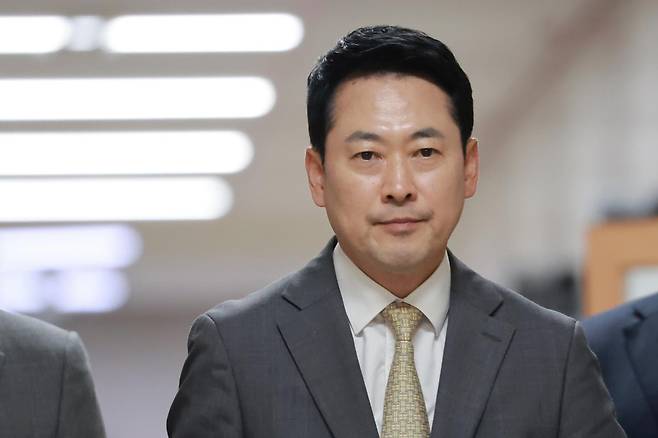 국민의힘 장동혁 대표가 30일 국회에서 이날 본회의를 통과한 선관위 특검법과 관련해 기자회견하기 위해 이동하고 있다. 연합뉴스