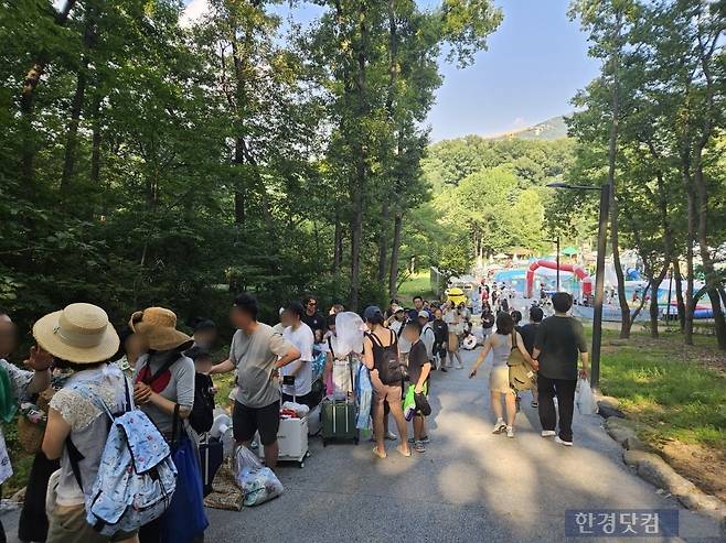 지난 1일 오후 4시30분께 서울 관악구 신림동 관악산으뜸공원에 있는 신림계곡이 방문객들로 북적이고 있다. 계곡에서 나가는 셔틀버스를 기다리는 사람들과 셔틀버스를 타고 입장하는 사람들이 길목에서 교차하고 있다. /사진=박수빈 기자