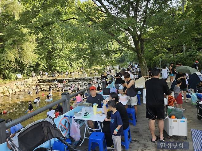 지난 1일 오후 4시30분께 서울 관악구 신림동 관악산으뜸공원에 있는 신림계곡이 방문객들로 북적이고 있다. /사진=박수빈 기자