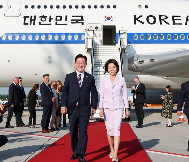 이재명 대통령과 김혜경 여사가 1일(현지시간) 독일 프랑크푸르트 국제공항에 도착해 이동하고 있다. 이 대통령은 지난달 25~31일 남미 핵심 3개국(브라질·칠레·아르헨티나) 순방을 마쳤다. 연합뉴스