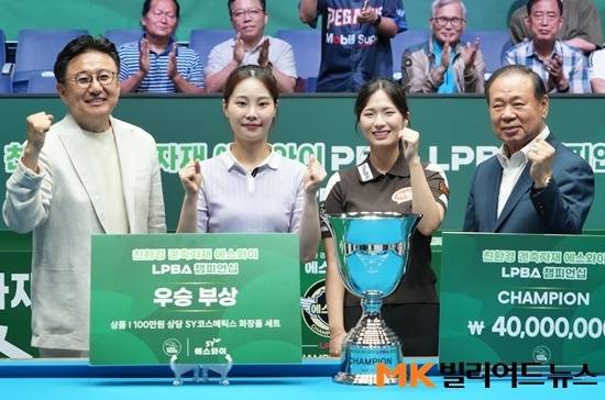 25/26시즌 우선등록제도를 통해 LPBA에 합류한 박정현은 13개 대회 출전만에 정상에 올랐다. (왼쪽부터) PBA 장상진 부총재, 준우승 강유진, 우승 박정현, 타이틀스폰서 에스와이 홍성균 부회장이 시상식서 포즈를 취하고 있다.