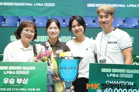박정현이 가족들과 시상식에서 기념촬영하고 있다.