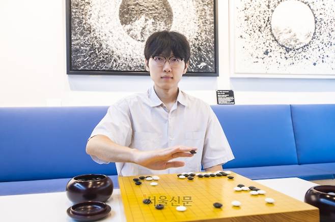 신진서 9단이 지난달 28일 서울 성동구 한국기원에서 서울신문과 만나 카타고와의 3국을 복기하며 사진을 찍고 있다.