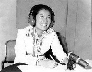 1970년대 박인희가 동아방송의 간판 라디오 프로그램 ‘3시의 다이얼’ DJ로 활약할 당시의 모습. 동아DB