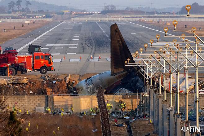 2024년 12월31일 무안국제공항 활주로에 남아 있는 사고 기체의 꼬리 부분. ⓒ시사IN 조남진