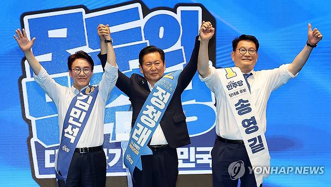 민주당 전당대회 순회경선 시작 (청주=연합뉴스) 이동해 기자 = 더불어민주당 김민석(왼쪽부터), 정청래, 송영길 당 대표 후보가 1일 충북 청주시 CJB미디어센터에서 열린 당대표·최고위원 순회경선 합동연설회에서 손을 맞잡고 인사하고 있다. 2026.8.1 eastsea@yna.co.kr