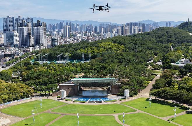 지난달 31일 오전 대구 달서구 코오롱야외음악당 일원에서 AI 드론이 사람과 차량 등을 인식하며 스마트 치안 활동을 수행하고 있다. 대구시는 ㈜아리온, ㈜이스온, 대구경찰청과 함께 AI 드론의 영상정보 분석 기술을 활용한 스마트 치안 실증사업을 진행하고 있다. 이윤호기자 yoonhohi@yeongnam.com