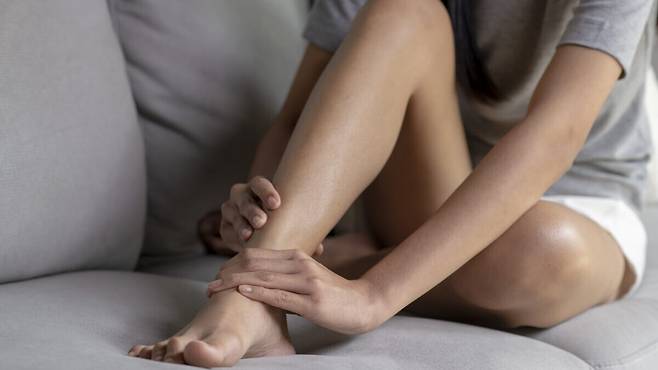 손발이 저린 증상을 가볍게 넘겨서는 안 된다. 단순한 노화나 혈액순환장애로 생각하기 쉽지만 말초신경계 문제일 수 있다. 원인은 당뇨병, 척추질환, 신경압박, 비타민 결핍 등 다양하다. 사진=게티이미지뱅크