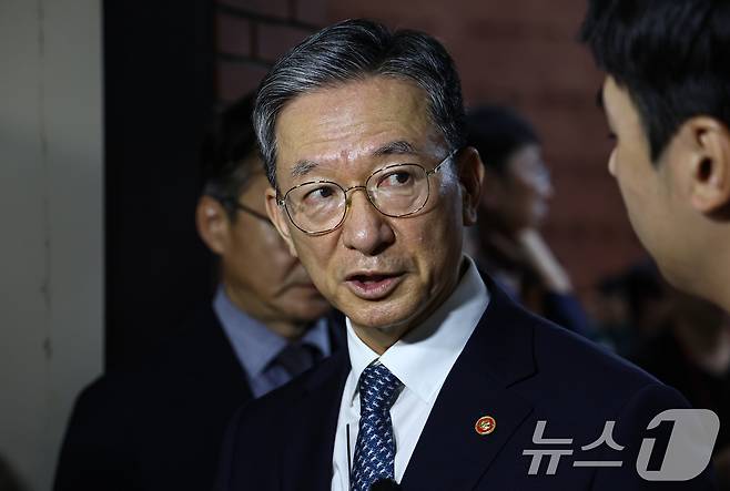 정성호 법무부 장관이 3일 경기 과천시 정부과천청사 법무부에서 열린 신임검사 임관식을 마치고 취재진 질문에 답하고 있다. 2026.8.3 ⓒ 뉴스1 김도우 기자