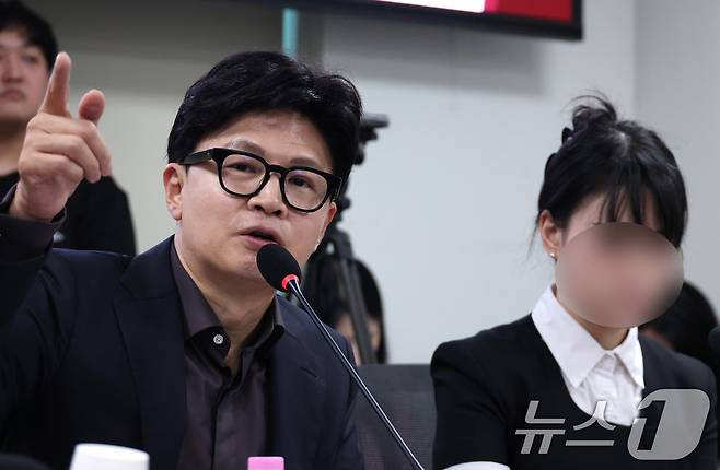 한동훈 무소속 의원이 4일 서울 여의도 국회 의원회관에서 부산 돌려차기 피해자 김진주와 함께 말한다 '보완수사 금지 지옥문이 열린다' 긴급 간담회에서 발언하고 있다. (공동취재) 2026.8.4 ⓒ 뉴스1 신웅수 기자
