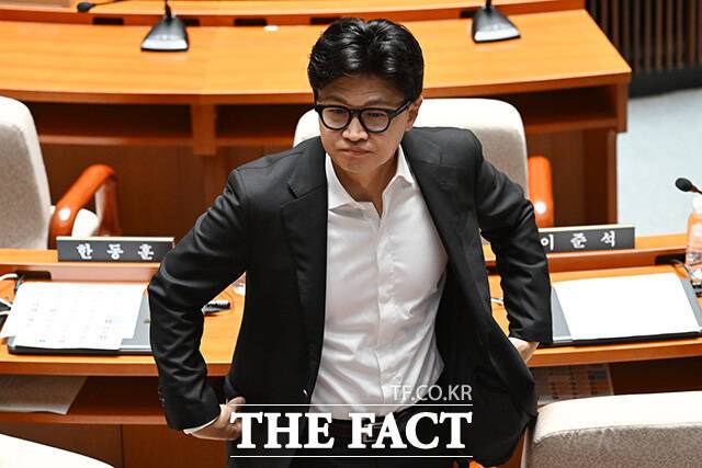 한동훈 무소속 의원이 '국민공천제'를 띄우며 당 밖에서 존재감을 키우고 있다. 동시에 장동혁 대표의 당권 강화 기조와 차별화를 시도하는 모습이다./남용희 기자