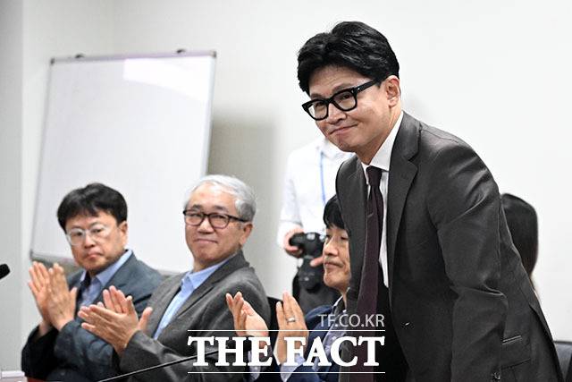 당 안팎에서는 한 의원이 당내 의원들과는 물밑 접촉을 지속하는 한편, 밖으로는 정치개혁 의제를 연이어 던지며 복당 명분과 정치적 존재감을 동시에 키워갈 것이라는 전망이 나온다./서예원 기자