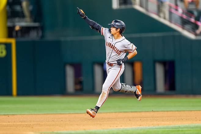이정후가 4일(한국 시각) MLB 텍사스 레인저스전 8회초 두번째 홈런을 터트린 뒤 베이스를 돌고 있다. /Imagn Images 연합뉴스