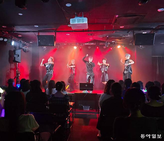 K팝 신인 그룹 ‘디아즈’가 지난달 11일 일본 도쿄 신오쿠보의 이벤트홀인 ‘케이-스테이지 오!(K-Stage O!)’에서 공연을 펼치고 있다. 도쿄=황인찬 특파원 hic@donga.com