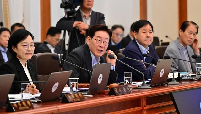 이재명 대통령이 4일 청와대에서 열린 국무회의에서 발언하고 있다. 청와대사진기자단