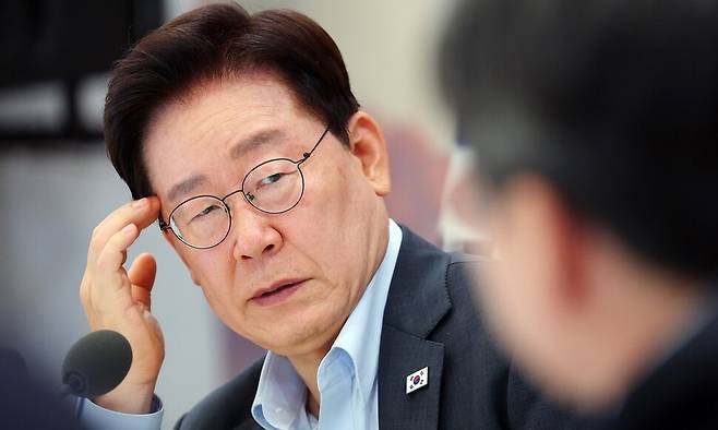 이재명 대통령이 4일 청와대 영빈관에서 열린 부처 업무보고에서 참석자 발언을 듣고 있다. 연합뉴스
