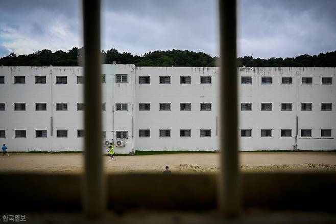 지난달 14일 경남 진주교도소 운동장에서 재소자들이 산책하고 있다. 전국 교정시설에 상주하는 정신의학과 전문의는 진주교도소 1명뿐이다. 장련성 기자