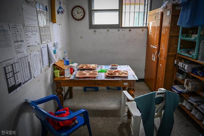 지난달 14일 경남 진주교도소에서 교도소 내부에서 잡무를 처리하는 재소자들이 식사하는 공간. 전국 교정시설에 상주하는 정신의학과 전문의는 진주교도소 1명뿐이다. 장련성 기자