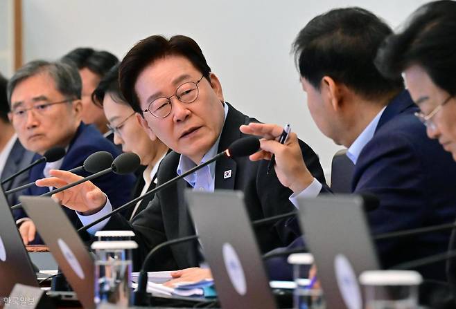 이재명 대통령이 4일 청와대에서 열린 국무회의에서 구윤철 부총리 겸 재정경제부 장관과 대화를 하고 있다. 왕태석 선임기자