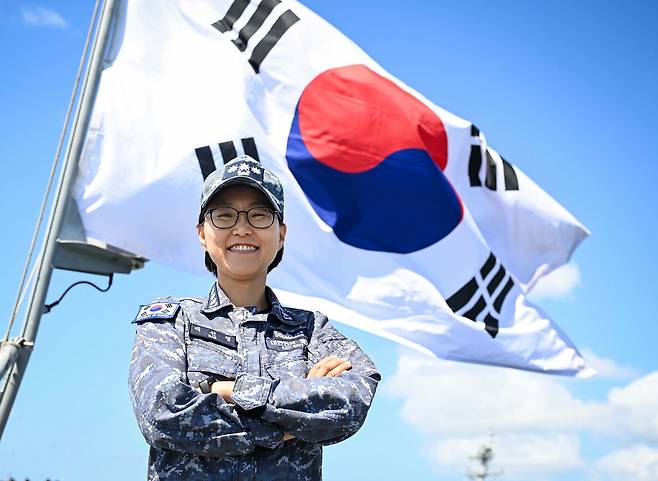 해군은 4일 역사상 처음으로 대령급 함정인 대형 수송함 독도함(1만 4500t급)의 함장에 여군인 배선영 대령(해사 57기)이 취임한다고 밝혔다. 해군 제공