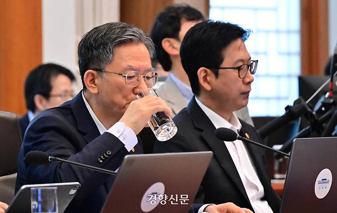 정성호 법무부 장관이 4일 청와대에서 열린 국무회의에서 물을 마시고 있다. 청와대사진기자단
