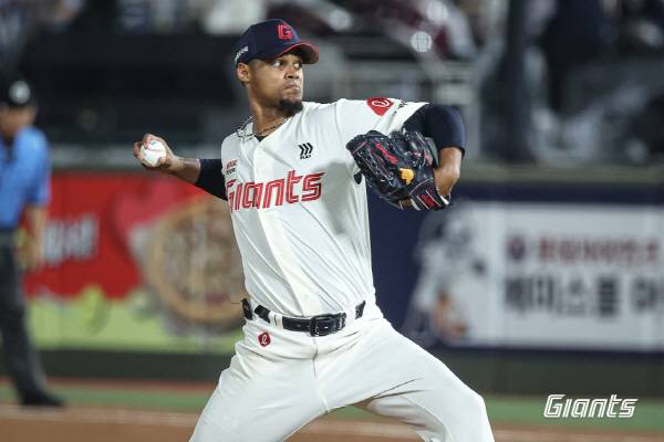 롯데 자이언츠 엘빈 로드리게스가 4일 부산 사직야구장에서 열린 2026 신한 SOL KBO 정규시즌 키움 히어로즈와의 경기에서 역투하고 있다. 롯데 자이언츠 제공