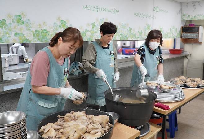 폭염이 일상이 된 만큼 교회도 봉사자의 안전과 지속 가능한 봉사 체계를 함께 고민해야 할 시점이다. 사진은 대도교회 성도들이 삼계탕을 나누고 있는 모습. 교회 제공
