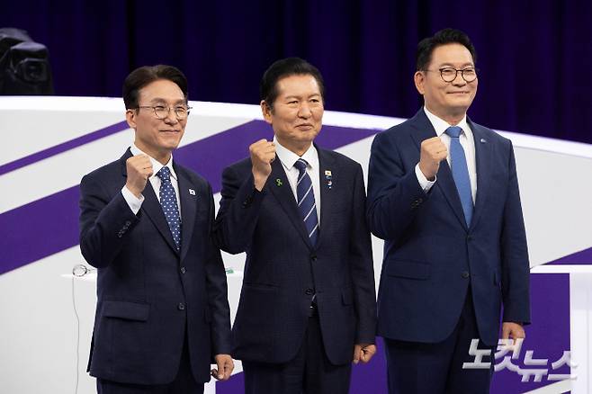 김민석, 정청래, 송영길 더불어민주당 당대표 후보가 29일 오후 서울 마포구 MBC에서 TV토론회 시작 전 포즈를 취하고 있다. 국회사진기자단