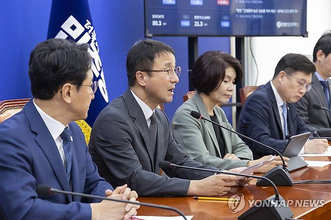 원내대책회의에서 정부 세제개편안 관련 발언하는 한병도 대표 직무대행 (서울=연합뉴스) 황광모 기자 = 더불어민주당 한병도 당 대표 직무대행 겸 원내대표가 4일 국회에서 열린 원내대책회의에서 정부가 발표한 2026 세제 개편안과 관련해 발언하고 있다. 2026.8.4 hkmpooh@yna.co.kr