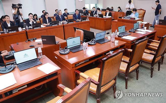 '검사 보완수사권 폐지' 형소법 개정안, 여당 주도 법사위 통과 (서울=연합뉴스) 신현우 기자 = 29일 국회에서 열린 법제사법위원회 전체회의에서 위원장인 더불어민주당 서영교 의원이 검사의 보완수사권 폐지를 골자로 한 형사소송법 개정안을 처리하고 있다. 의결 직전 국민의힘 법사위원들은 퇴장했다. 2026.7.29 nowwego@yna.co.kr