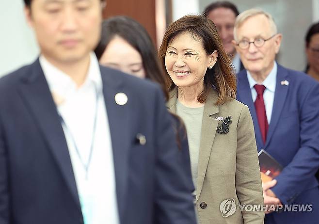미소 보이는 미셸 스틸 주한미국대사 (서울=연합뉴스) 김성민 기자 = 미셸 스틸 주한미국대사가 4일 조현 외교부 장관과의 면담을 마치고 4일 서울 종로구 외교부 청사를 나서고 있다. 2026.8.4 ksm7976@yna.co.kr