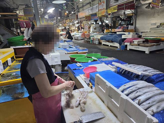 폭염중대경보가 발효된 5일 오전 10시께 전남광주 서구 양동시장은 손님의 발길이 줄어들어 한산했다. /임지섭 기자 ljs@namdonews.com