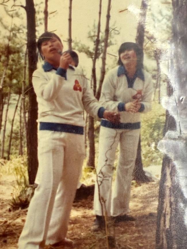 박성숙 언니야가 친구들 앞에서 노래하는 모습. 언니야는 흥이 많았단다. /박성숙