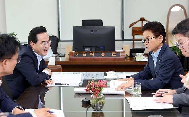 ▲ 이철우경북도지사가 5일 서울 한국재정정보원에서 박홍근 기획예산처 장관과 만나 영일만횡단구간 고속도로와 울릉공항 건설을 비롯한 경북 미래 5대 핵심사업을 설명하고 정부 차원의 적극적인 국비 지원을 요청하는장면.경북도제공