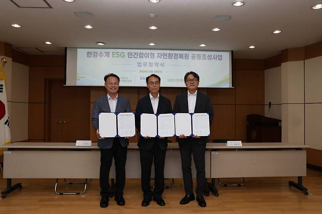 5일 (왼쪽부터) 신진수 한국환경보전원장, 이승환 한강유역환경청장, 송두근 삼성전자 부사장이 ‘한강수계 ESG 민간참여형 자연환경복원 공동조성사업’ 업무협약 체결 후 기념사진을 찍고 있다.(사진=삼성전자)