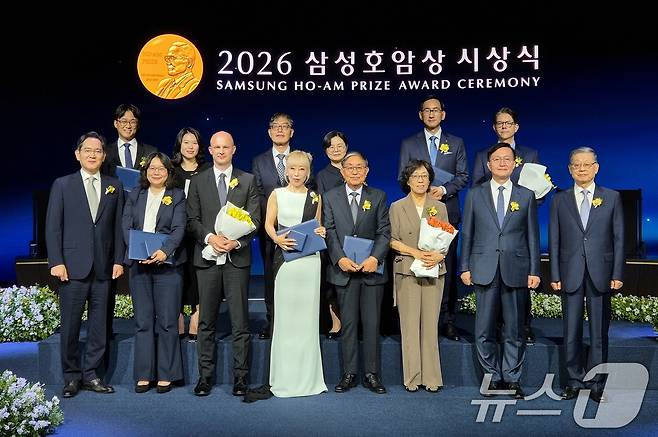 이재용 삼성전자 회장, 김황식 호암재단 이사장이 삼성호암상 수상자를 비롯한 참석자들과 서울신라호텔 다이너스티홀에서 열린 ‘2026 삼성호암상 시상식’에서 기념 촬영을 하고 있다. (호암재단 제공. 재판매 및 DB금지) 2026.6.1 ⓒ 뉴스1