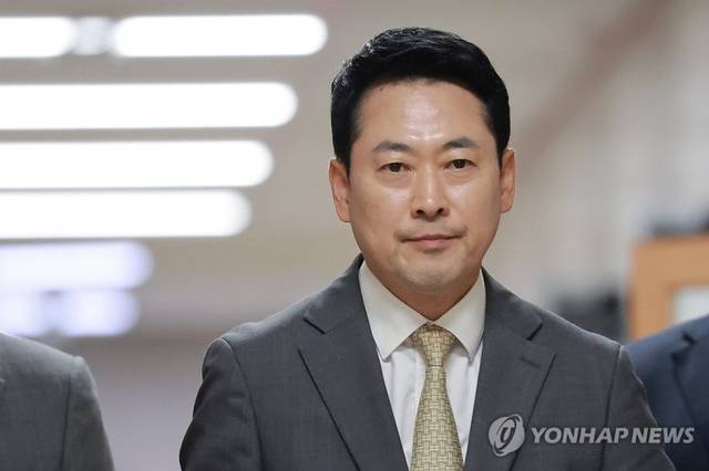 장동혁 국민의힘 대표가 지난달 30일 국회에서 이날 본회의를 통과한 선관위 특검법과 관련해 기자회견하기 위해 이동하고 있다. 연합뉴스