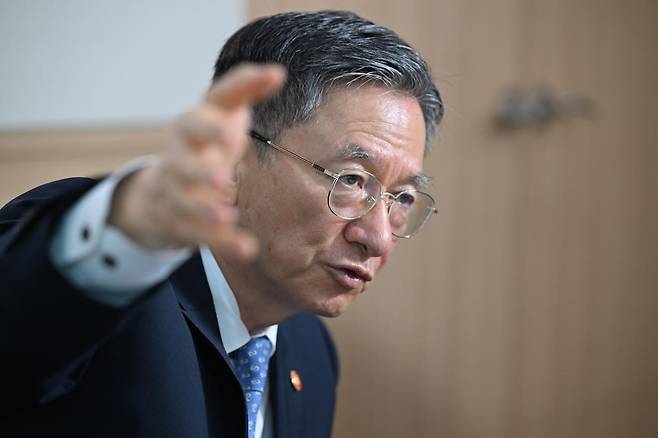 정성호 법무부 장관이 지난달 27일 경기 과천 법무부 청사에서 본보와 인터뷰를 하고 있다. 과천=장련성 기자