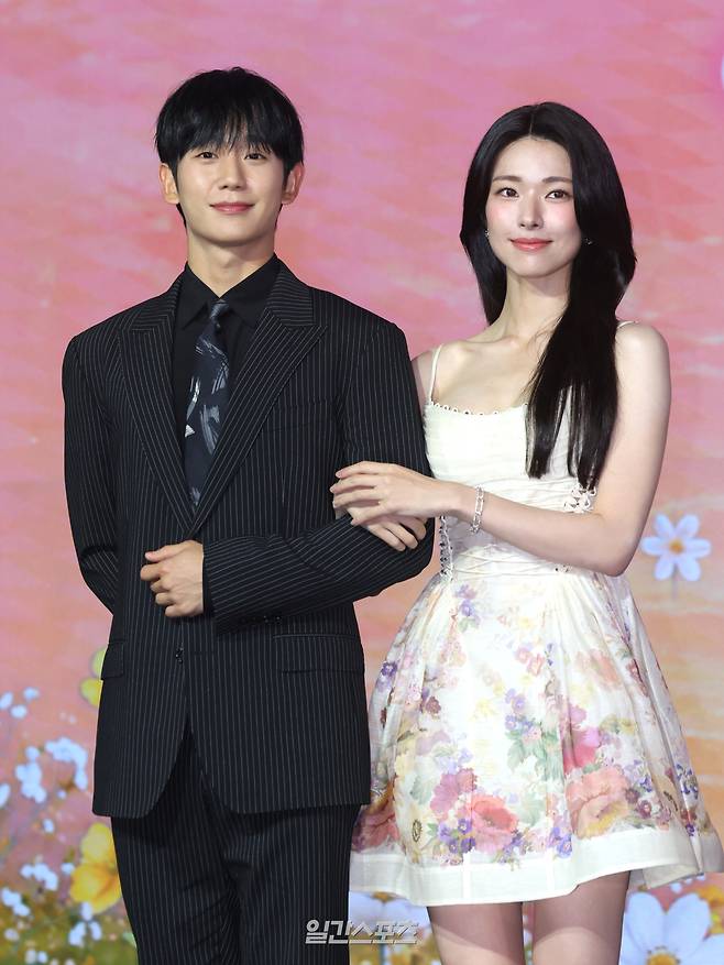 배우 정해인, 하영이 5일 오전 서울 마포구 호텔 나루 서울 엠갤러리 열린 넷플릭스 오리지널 '이런 엿같은 사랑(이하 엿사랑)' 제작발표회에 참석해 포토타임을 갖고 있다.'이런 엿같은 사랑'은 기억상실 걸린 검사 '고은새'와 자칭 남자친구라 우기는 복싱 코치 '장태하'의 설렘 찐득한 동거생활을 그린 로맨틱 코미디. 오는 7일 공개.서병수 기자 qudtn@edaily.co.kr /2026.08.05/
