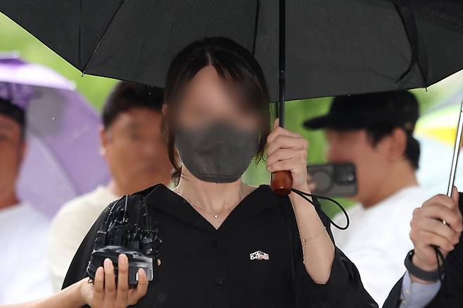 서울 송파구 올림픽공원 핸드볼경기장 개표소 현장에서 체육단체 관계자들의 출입을 막아 업무방해 혐의로 구속영장이 청구된 30대 여성 A씨(일명 '올다르크')가 지난 21일 송파구 서울동부지법에서 열린 영장실질심사에 출석하고 있다. /사진=뉴시스