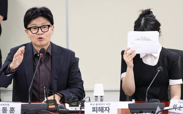 무소속 한동훈 의원이 4일 국회 의원회관에서 열린 ‘보완수사권 폐지 지옥문이 열렸다’ 토론회에서 발언하고 있다. 한 의원 오른편은 부산 돌려차기 피해자 김진주(가명)씨. 연합뉴스