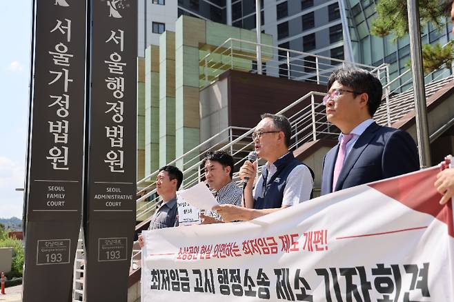 5일 소상공인연합회(소공연)는 정부가 내년도 최저임금안에 대한 재심의 요구를 거부하고 시간급 1만700원으로 확정하자 최저임금 고시의 취소를 요구하는 행정소송을 제기했다. 소공연 제공