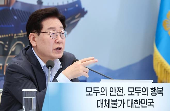 발언하는 이재명 대통령 - 이재명 대통령이 5일 청와대 영빈관에서 열린 행안부·경찰청·법무부·검찰청 등에 대한 부처 업무보고에서 발언하고 있다. 청와대통신사진기자단