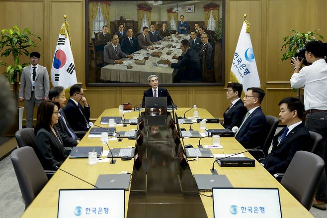 신현송 한국은행 총재가 지난달 16일 오전 서울 중구 한국은행에서 열린 금융통화위원회 본회의에 참석하고 있다. 사진공동취재단