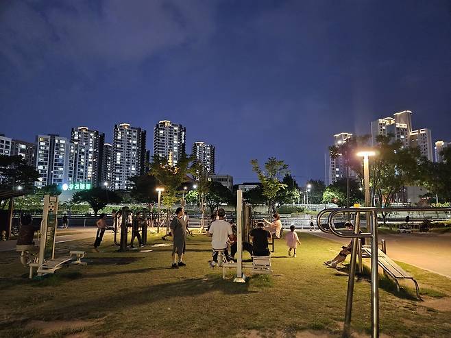 대구 신천 둔치에서 운동하는 시민들 sunhyung@yna.co.kr