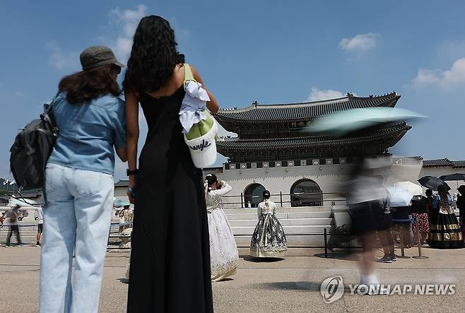 폭염 한창 (서울=연합뉴스) 김성민 기자 = 무더위와 폭염이 이어지고 있는 3일 서울 종로구 광화문 앞에서 외국인 관광객들이 기념 촬영을 하고 있다. 2026.8.3 ksm7976@yna.co.kr