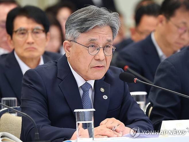 업무보고하는 허민 국가유산청장 (서울=연합뉴스) 김도훈 기자 = 허민 국가유산청장이 5일 청와대 영빈관에서 열린 이재명 대통령 주재 부처 업무보고에서 보고하고 있다. 2026.8.5 superdoo82@yna.co.kr